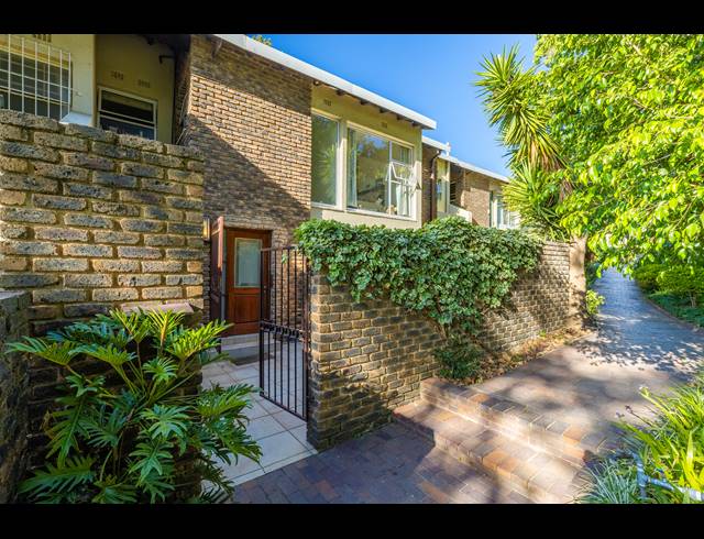 3 BEDROOM APARTMENT FOR SALE IN BRYANSTON